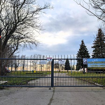 Baraczek Lotnisko Leszno Hostel เลชโน ภายนอก รูปภาพ
