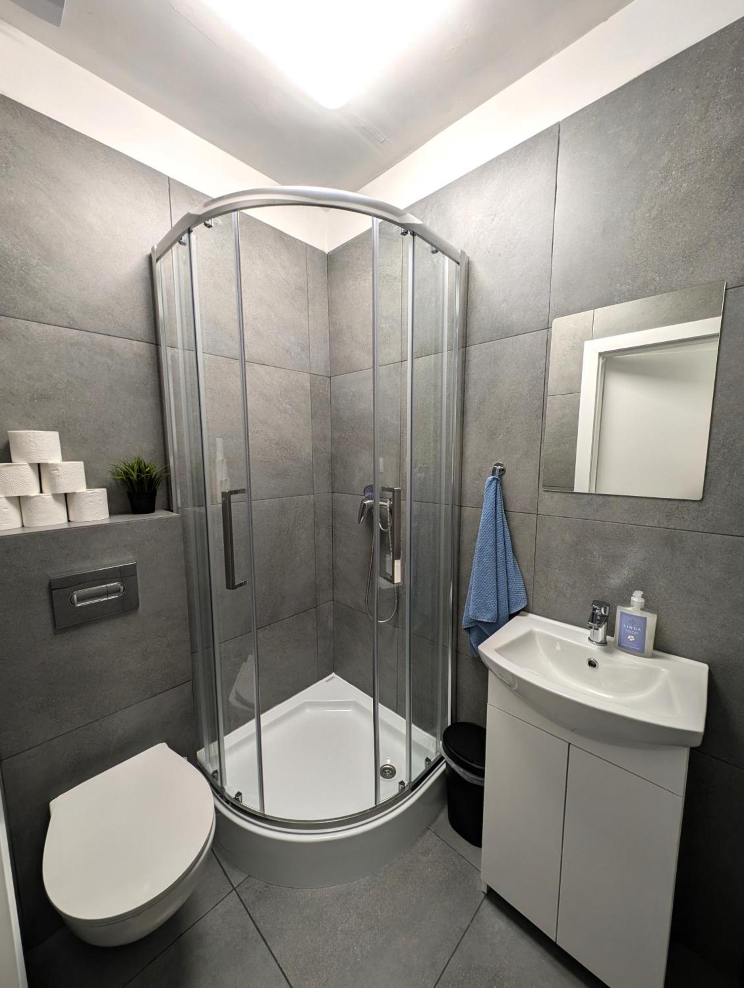 Baraczek Lotnisko Leszno Hostel เลชโน ภายนอก รูปภาพ