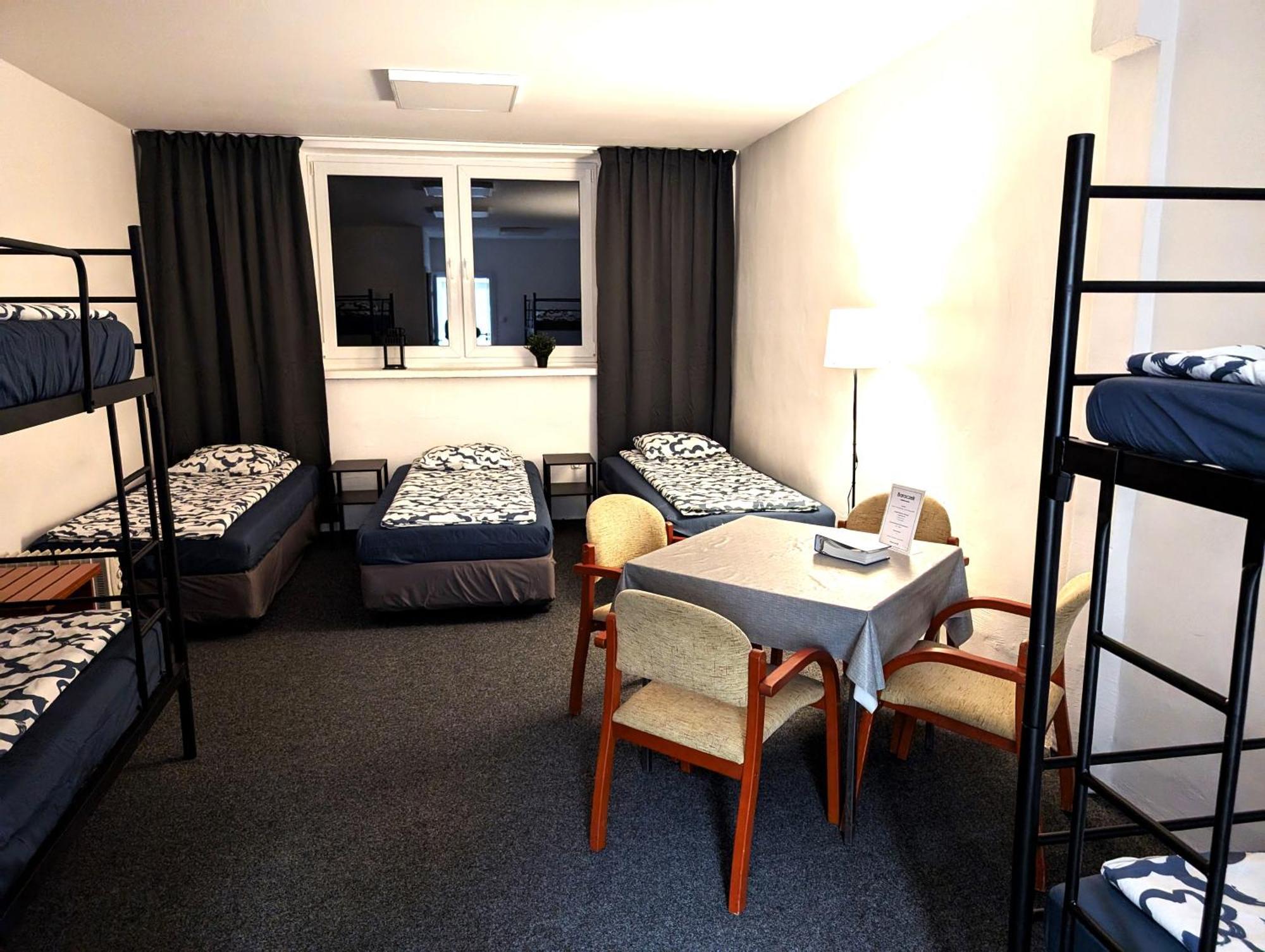 Baraczek Lotnisko Leszno Hostel เลชโน ภายนอก รูปภาพ