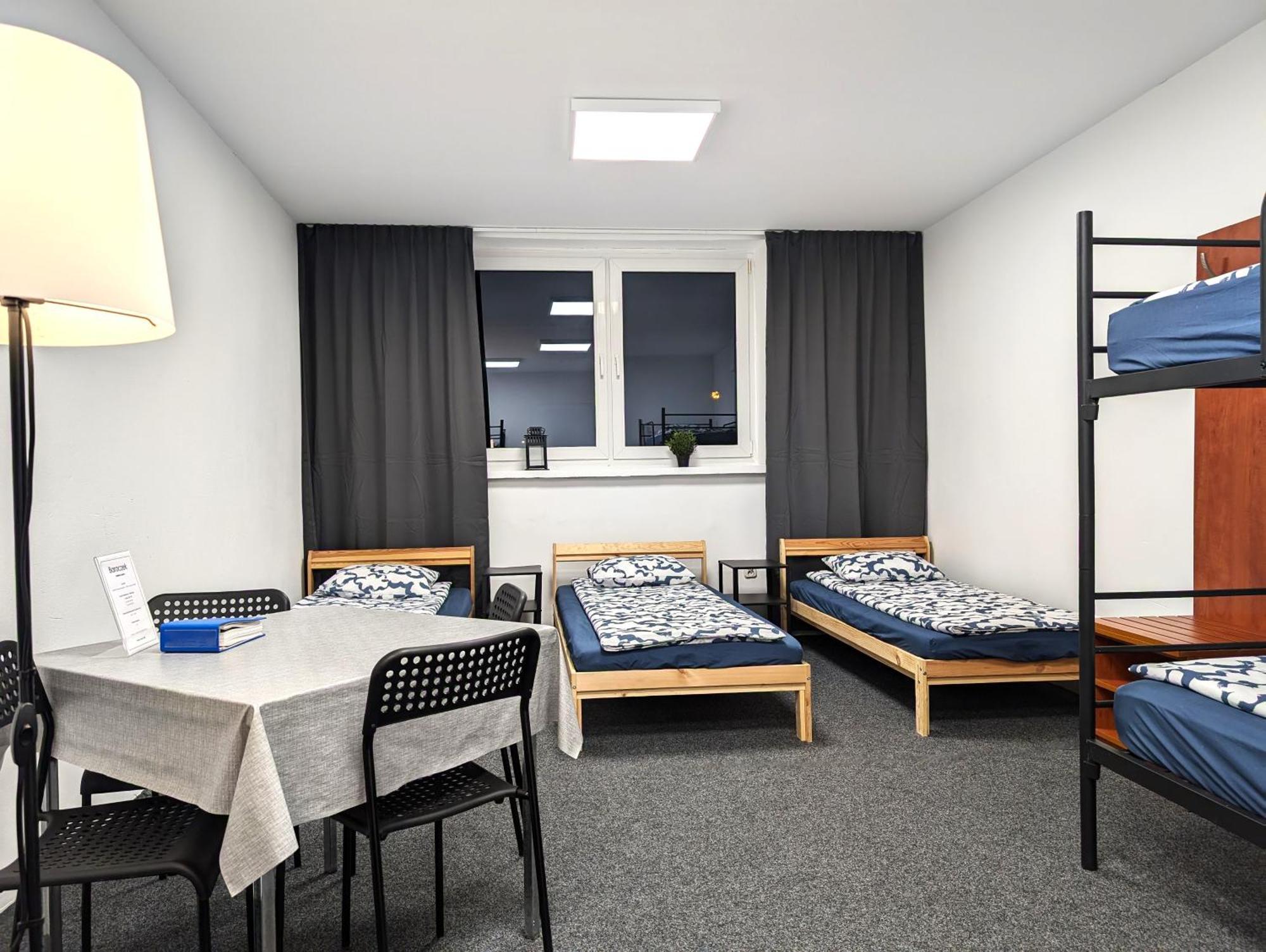 Baraczek Lotnisko Leszno Hostel เลชโน ภายนอก รูปภาพ